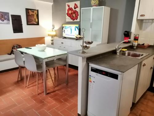 uma cozinha com um lavatório e uma mesa com um balcão em Casa Cartujet em Calaceite