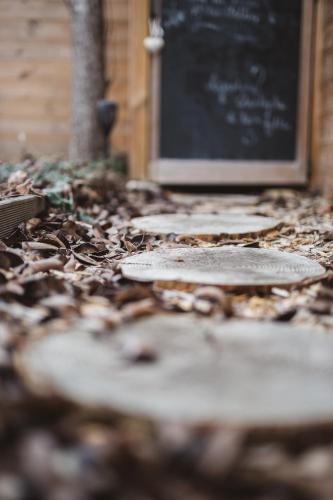 a group of plates on the ground with a chalkboard at Au Clair de ma Bulle in Marche-en-Famenne
