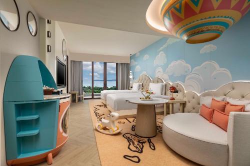 HUALUXE Sanya Yalong Bay Resort — Bedroom