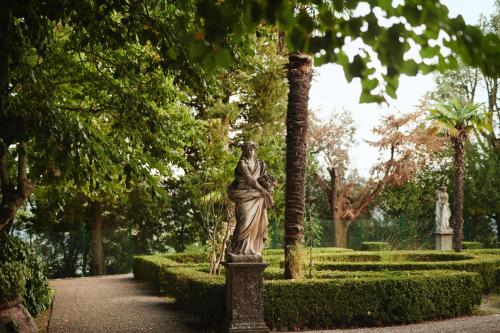 a statue of a woman on a pole in a park at Villa Liverzano in Brisighella