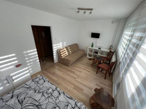 Habitación con cama, sofá y mesa. en Apartament pod Sztolniami en Walim