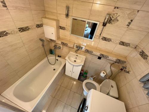 y baño con bañera, aseo y lavamanos. en Apartament pod Sztolniami en Walim