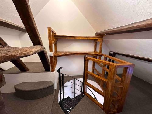 een kamer met een ladder en een stapelbed bij The Signature 1360’s - Modern Apartment in Barnet