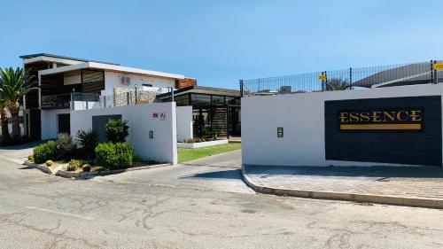 un bâtiment blanc avec un panneau indiquant l'évasion dans l'établissement Essence Lifestyle Self-Catering Accommodation, à Windhoek