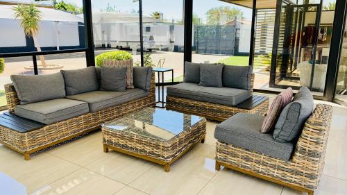 Ein Sitzbereich in der Unterkunft Essence Lifestyle Self-Catering Accommodation