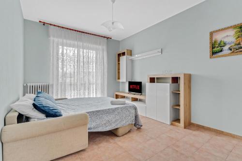 1 dormitorio con 1 cama y 1 sofá en FA 333 - Spacious apartment with views of Milan - en Milán