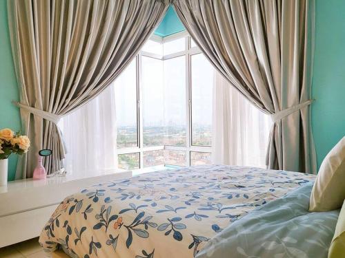 1 dormitorio con cama y ventana grande en [Parisan Retreat] 5pax 5 min drive to Mt Austin., en Johor Bahru