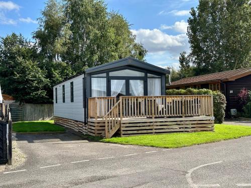 a small house with a gazebo in a yard at Oakland Lodge with Hot Tub and free parking in York