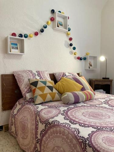 - une chambre avec un lit et un mur décoré dans l'établissement À deux pas de la plage, à Collioure
