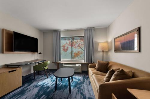 Телевизор и/или развлекательный центр в Fairfield Inn & Suites Brooksville Suncoast Parkway