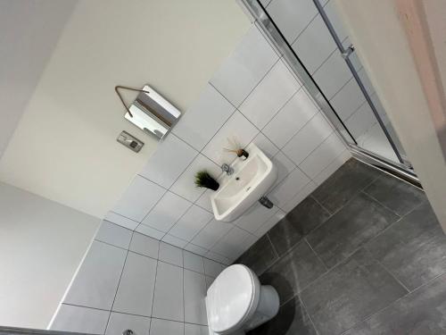 uma casa de banho branca com um WC e um lavatório em Bliss Apartments - Contractor 301 em Bradford