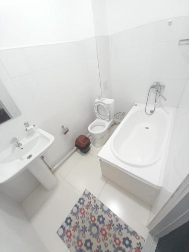 uma casa de banho branca com um lavatório e um WC em Hotel Boutique Al Hayit em Bukhara