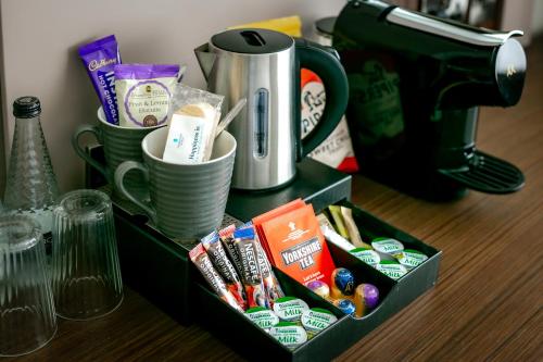 Tetera y cafetera en Cedar Court Hotel Huddersfield