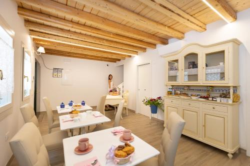 - une cuisine et une salle à manger avec une table et des chaises dans l'établissement B&B LUXURY SUITE ANTONIETTA, à Chioggia