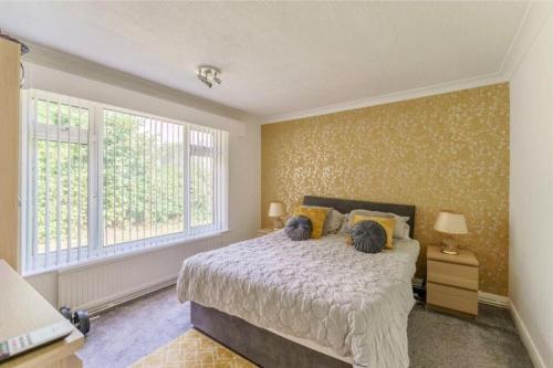 una camera con un letto e due finestre di Full Modern Home - short & long stays 