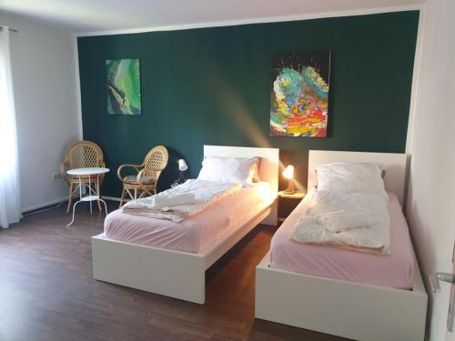 - une chambre avec 2 lits, une table et des chaises dans l'établissement Schöne Wohnungen in Essen, à Essen