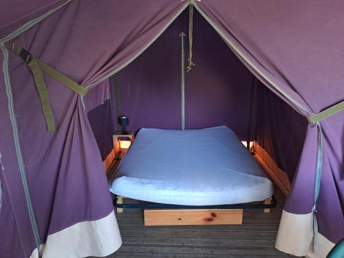 Ένα ή περισσότερα κρεβάτια σε δωμάτιο στο Camping le Bois Jahan