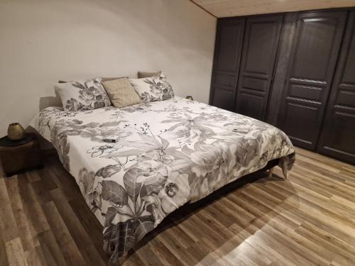 una camera con un letto e un piumone floreale di Villa des Cigales a Trets