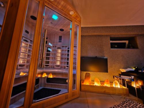 uma sala de estar com lareira e televisão em Grey Secret Champagne Apartament Spa em Gdansk