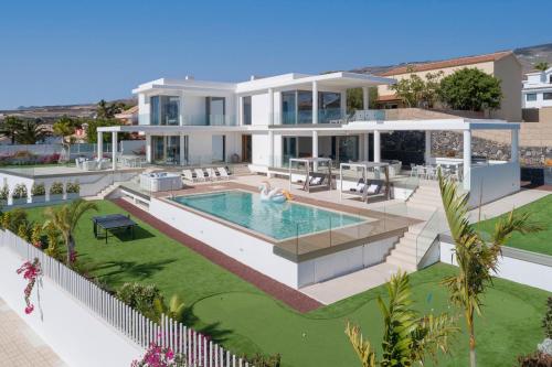 eine Luftaufnahme eines Hauses mit Swimmingpool in der Unterkunft KARAT Villa Royal White in Adeje