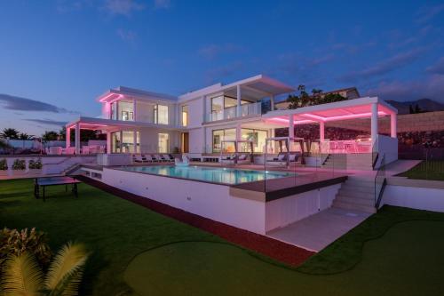 ein großes Haus mit einem Swimmingpool bei Nacht in der Unterkunft KARAT Villa Royal White in Adeje