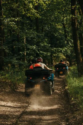 twee mensen op een motor op een onverharde weg bij ATVENTURO 