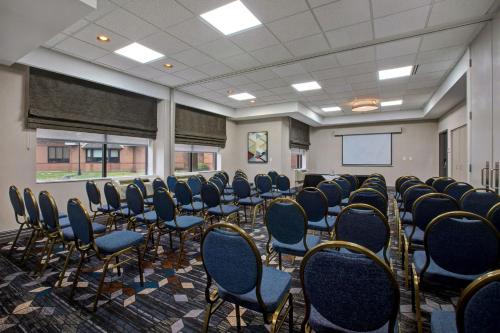 Four Points by Sheraton St. Catharines Niagara Suitesにあるビジネスエリアまたは会議室
