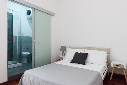 1 dormitorio con cama blanca y baño en B&D Dolce Vita, en Roma