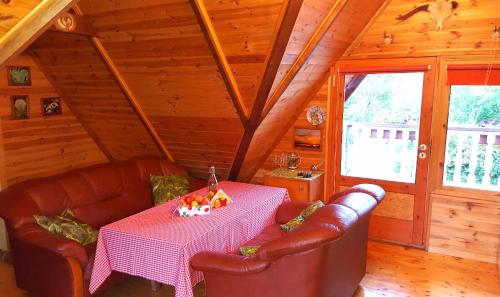 sala de estar con mesa y 2 sillas de cuero en Põlluotsa Guest House, 