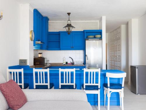 una cocina con armarios azules y taburetes de bar en Live Playa San Marcos Sayris Sea, en Icod de los Vinos