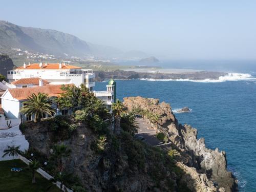 イコー・デ・ロス・ビノスにあるLive Playa San Marcos Sayris Seaの海辺の崖の上の家