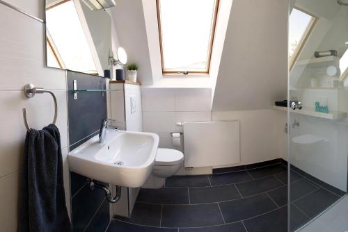 a bathroom with a sink and a toilet at Ferienwohnung Ankerplatz in Bünsdorf