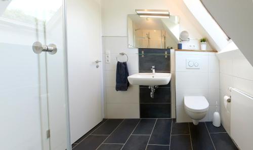 a small bathroom with a sink and a toilet at Ferienwohnung Ankerplatz in Bünsdorf