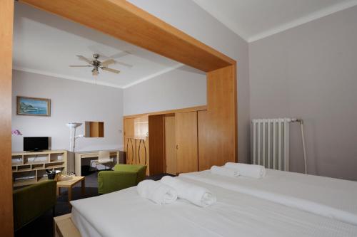 - une chambre avec un lit et 2 serviettes dans l'établissement Hotel Zlatá Štika, à Pardubice