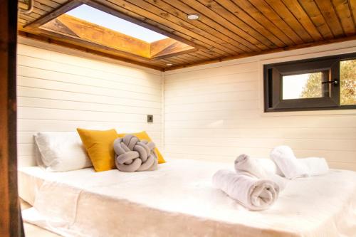 łóżko w saunie z ręcznikami w obiekcie Tiny House Framed by Nature near Sea in Karaburun w mieście Izmir