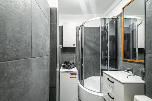 La salle de bains est pourvue d'une douche, de toilettes et d'un lavabo. dans l'établissement NiceOne Apartment Number 5 - W samym Centrum!, à Wrocław