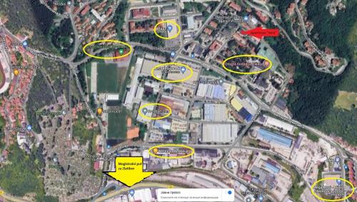 eine Karte einer Stadt mit gelben Kreisen in der Unterkunft Apartman Vera in Užice