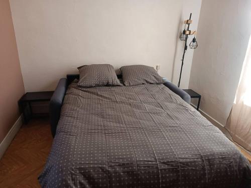 uma cama num pequeno quarto com uma cama sidx sidx em Maison avec jardin em Issoudun