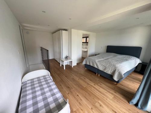 una camera con letto e pavimento in legno di Tinyhous a Egnach