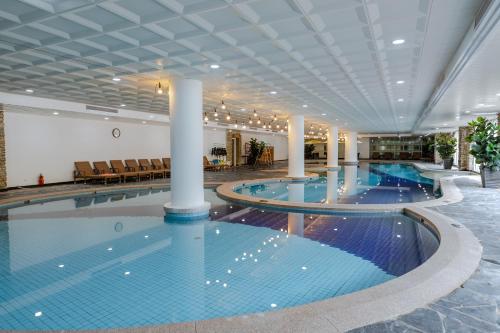 a large swimming pool in a hotel with columns at Kensington Hotel Pyeongchang in Pyeongchang 