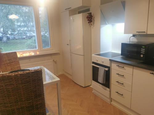 于韋斯屈萊的住宿－Kaksio keskustan kupeessa，厨房配有白色冰箱和微波炉