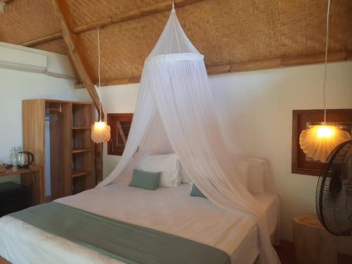 Katil atau katil-katil dalam bilik di Kirana Retreat Sumbawa
