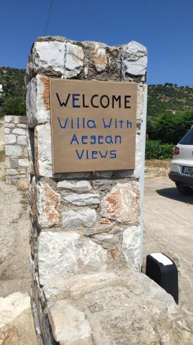 una señal de bienvenida para una villa con vistas al agente en Villa with Aegean views, en Akhladherí