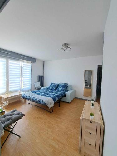 Habitación con cama y sofá. en charmant-appartement-centre-ville Reims, en Reims