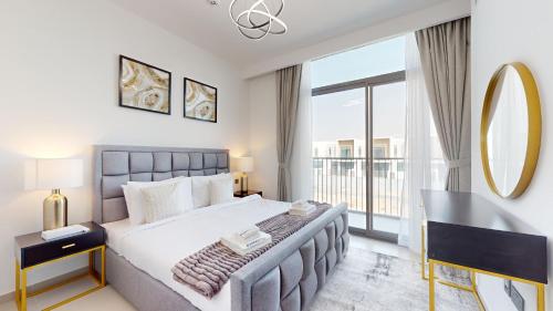 1 dormitorio con cama grande y ventana grande en Primestay - Joy Cluster, 3BR plus Maids, Arabian Ranches 3, en Dubái