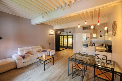 un salon avec un canapé et une table dans l'établissement 55 m2 Apart with big terrace in Annecy downtown, à Annecy