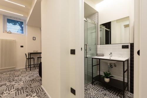 een badkamer met een wastafel en een spiegel bij PAY60 -Crescenzago- Luxury Yellow House in Milaan