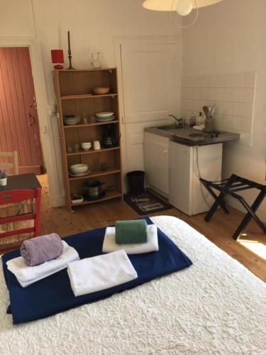 - une cuisine avec 2 serviettes au-dessus d'une table dans l'établissement L'Atelier - A Quaint Retreat, à Beynac-et-Cazenac