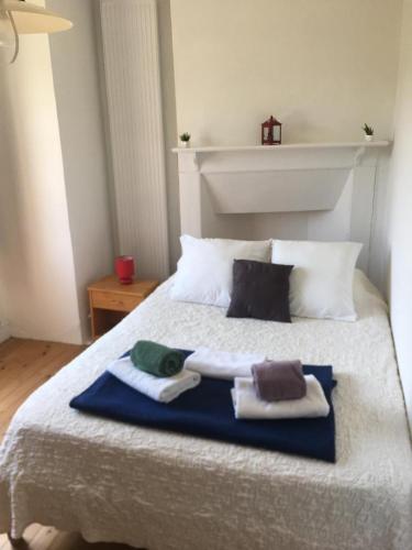 - un lit avec des serviettes et des oreillers dans l'établissement L'Atelier - A Quaint Retreat, à Beynac-et-Cazenac