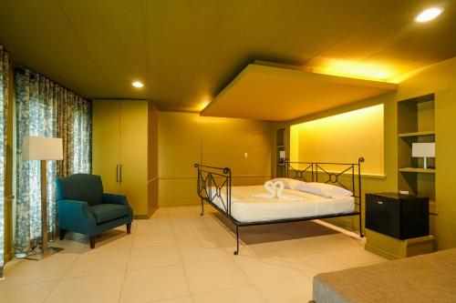een ziekenhuiskamer met een bed en een stoel bij Jacobs Hill Tagaytay in Tagaytay